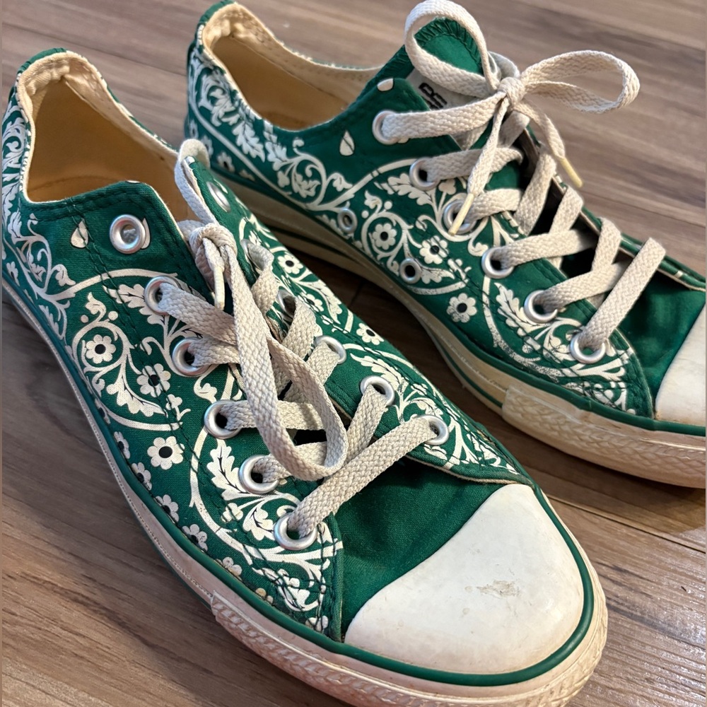 Green and white flower print converse size 9